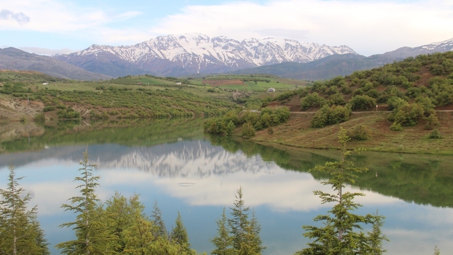 Esence Göleti ve Berit Dağı'nda kartpostallık manzara