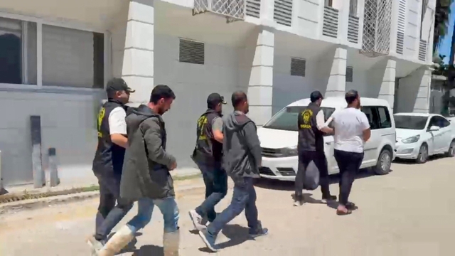 Kendilerini polis olarak tanıtıp vatandaşları dolandırdılar