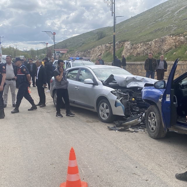 Kafa kafaya çarpıştılar, 8 kişi yaralandı