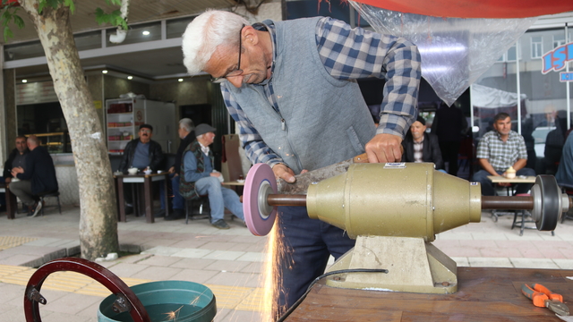 Taşova'da bıçak bileyicilerde bayram yoğunluğu