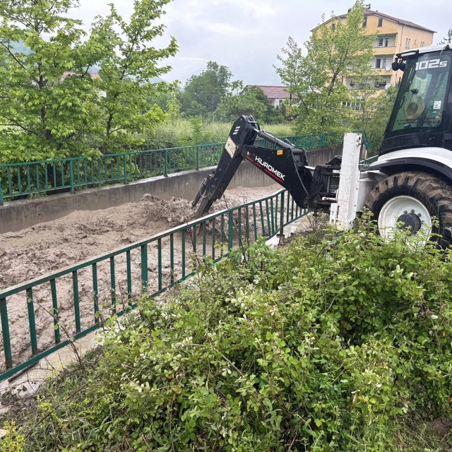 Debisi artan dere taştı, köy halkı tedirgin oldu