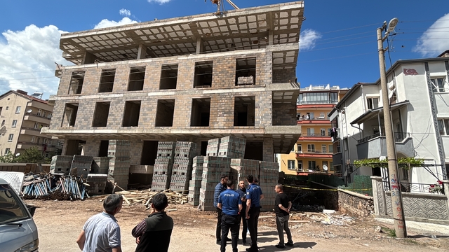 Aksaray'da korkuluk demiri üzerine düşen işçi ağır yaralandı
