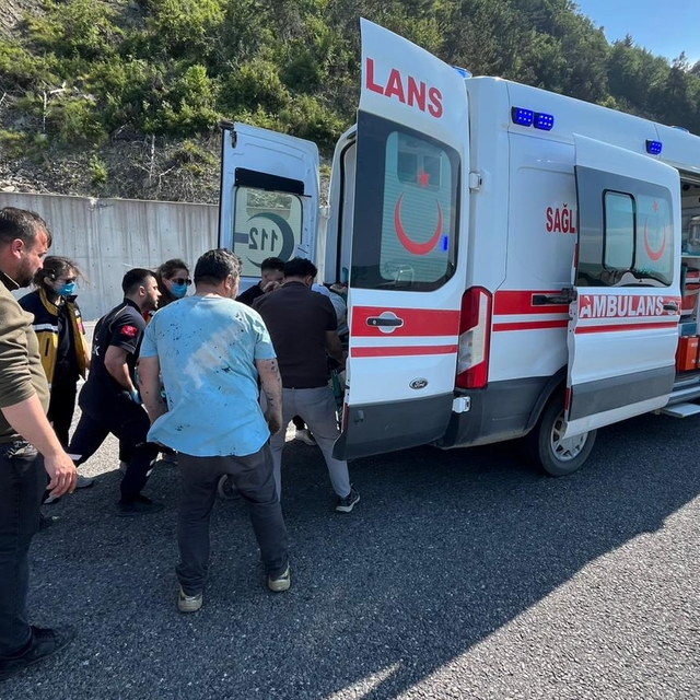 Türkeli'de seyir halindeki otomobilden düşen kişi yaralandı