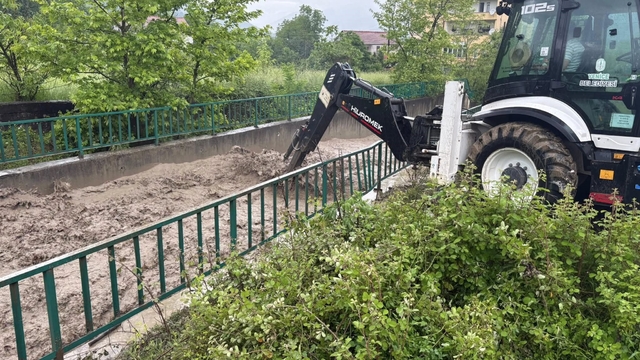 Debisi artan dere taştı, köy halkı tedirgin oldu