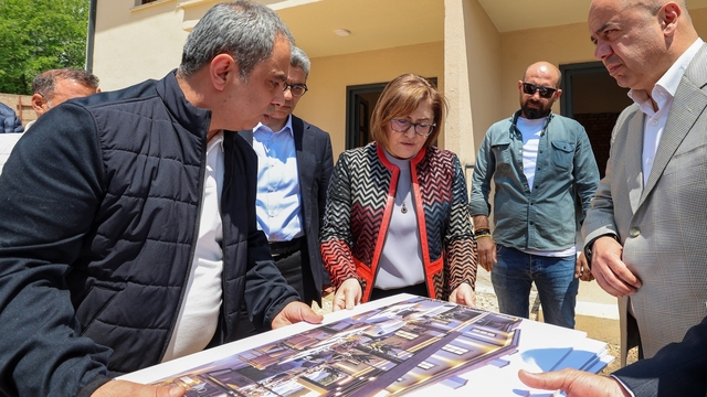 Şahin, TCDD Lojmanlarının restorasyon çalışmalarını inceledi