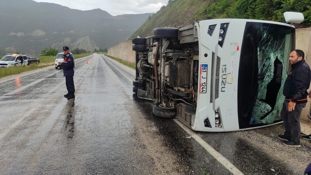 Tokat'ta cenaze dönüşü minibüs devrildi: 4 yaralı