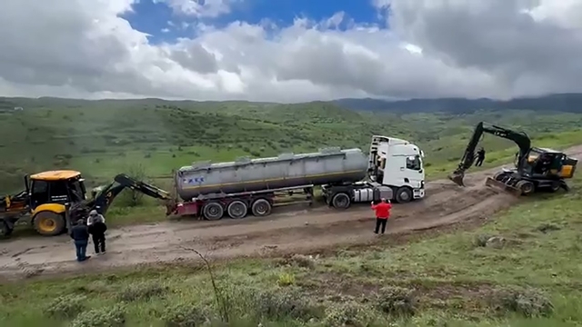 Bolu'da bayram trafiğinden kaçan tır ve kamyonlar köy yolunda çamura saplandı