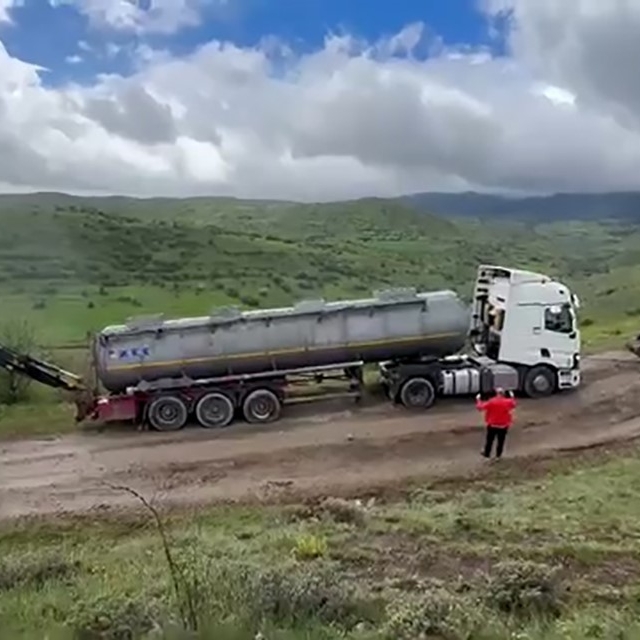 Bolu'da bayram trafiğinden kaçan tır ve kamyonlar köy yolunda çamura saplan...