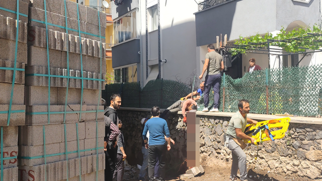 4'üncü kattan düşen işçi sırtına saplanan demirle hastaneye kaldırıldı