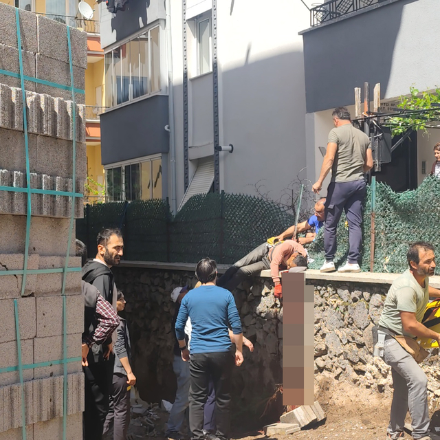 4'üncü kattan düşen işçi sırtına saplanan demirle hastaneye kaldırıldı