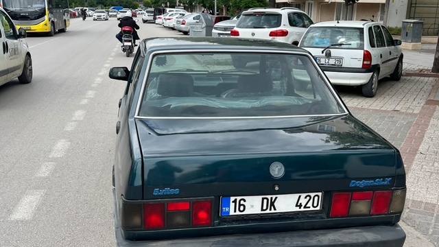 Otomobilinin sol ön kapısını açıp, ayağıyla tutarak trafikte ilerledi (2)