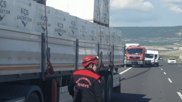 TAG Otoyolu'nda bozulan tıra yardım için duranlara başka tır çarptı: 1 ölü, 2 yaralı