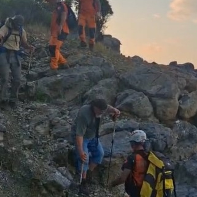 Mahsur kalan 2 kişi 3 saatlik çalışmayla kurtarıldı