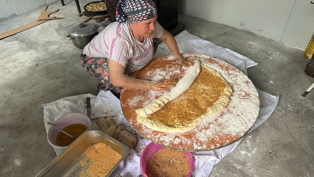 Bayrama özel köylerde taş fırınlarda pişen "bayram çöreği" yok satıyor