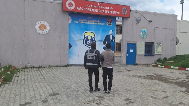 Kars'ta kredi kartı dolandırıcısı yakalandı
8 yıl 4 ay hapis cezasıyla aranıyordu