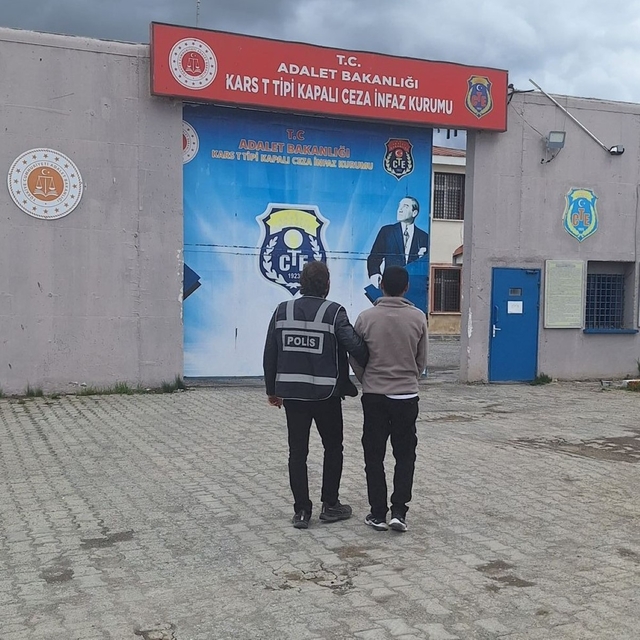 Kars'ta kredi kartı dolandırıcısı yakalandı
8 yıl 4 ay hapis cezasıyla aran...