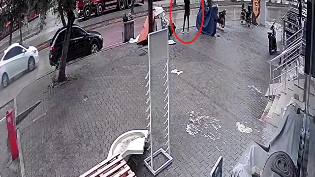 Kask takıp girdiği telefon bayisini soydu