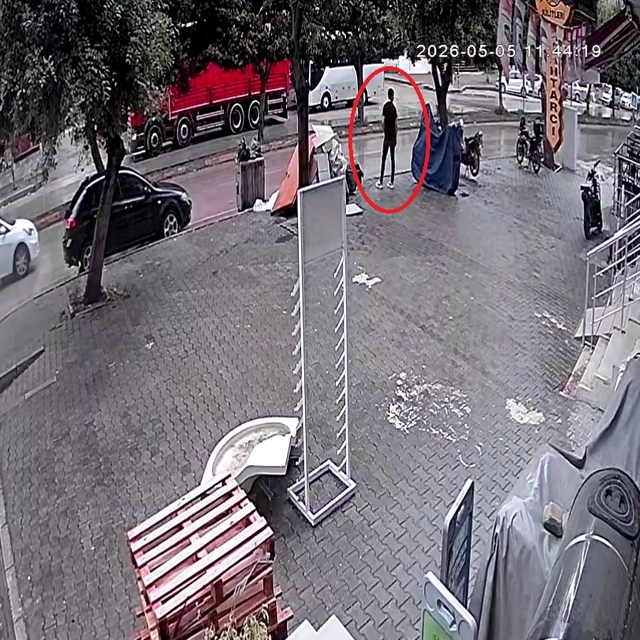 Kask takıp girdiği telefon bayisini soydu