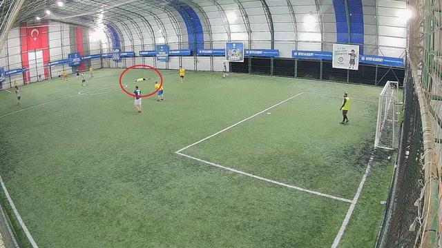 Ölüm halı sahada futbol oynarken yakaladı