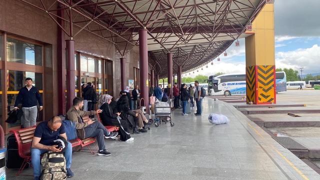 Bayram yolculuğu başladı, bilet fiyatları geçen yılla aynı kaldı
Otobüs yolculuğunda adres güvenilir firmalar olmalı