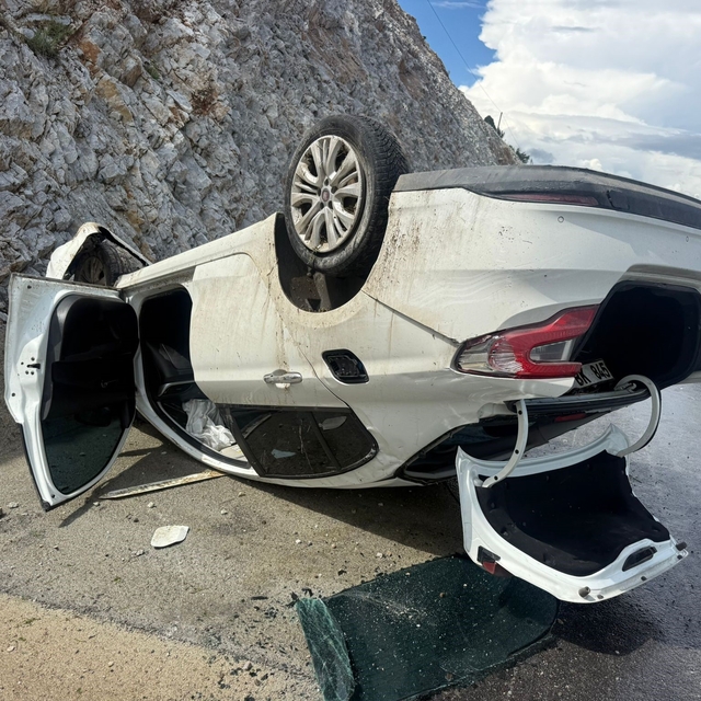 Takla atıp refüje giren otomobilde 4 kişi yaralandı
