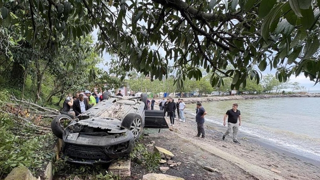 Kediye çarpmamak için sürücüsünün manevra yaptığı otomobil plaja devrildi; 2'si çocuk, 4 yaralı