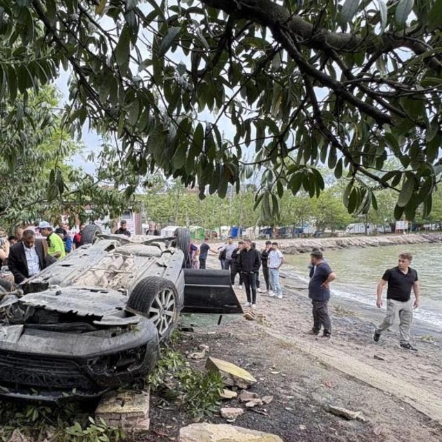 Kediye çarpmamak için sürücüsünün manevra yaptığı otomobil plaja devrildi;...