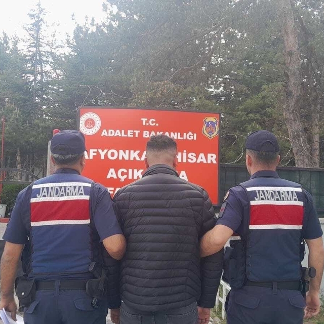 Jandarma çeşitli suçlardan aranan 10 kişiyi yakaladı