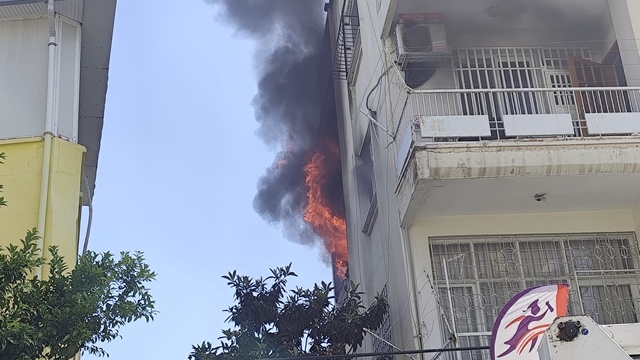 Tarsus'ta apartman dairesinde yangın paniği