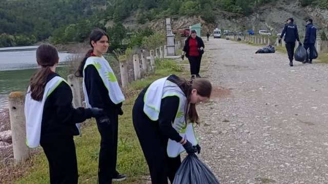 Süzmen Gölet'inde poşet poşet çöp toplandı