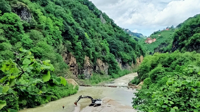 Derede balık avlarken yeğeniyle akıntıya kapılan amcayı arama çalışmaları sürüyor; son anları kamerada