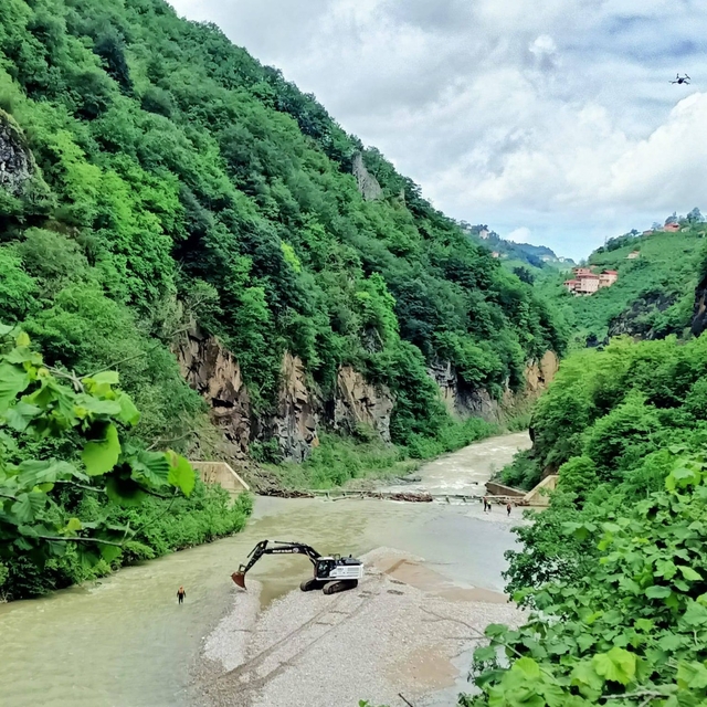 Derede balık avlarken yeğeniyle akıntıya kapılan amcayı arama çalışmaları s...