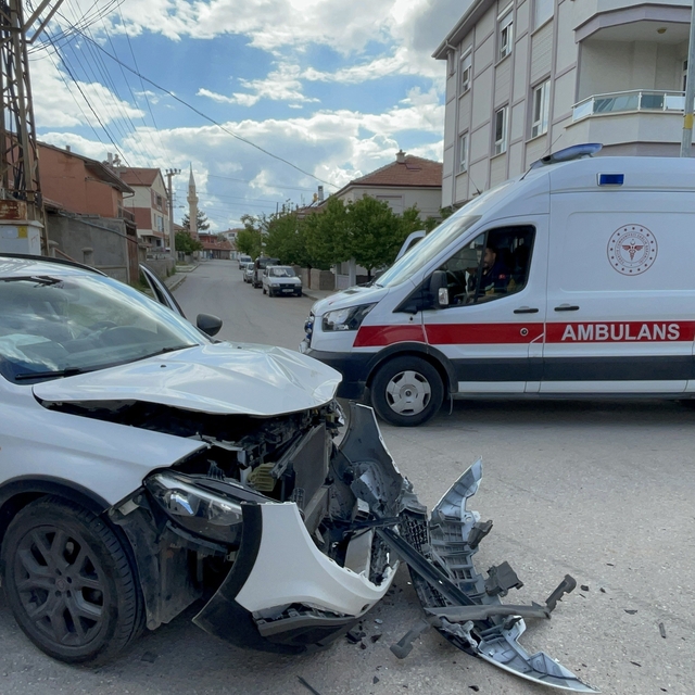 Karaman'da maddi hasarla atlatılan kaza kameraya yansıdı