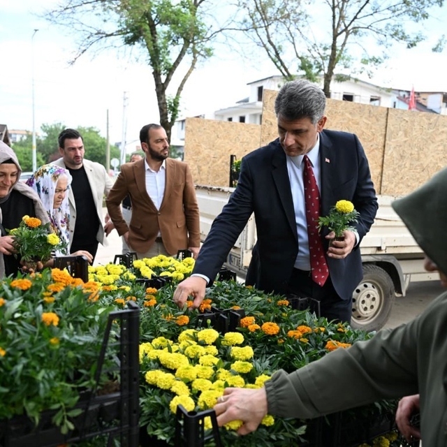 Kartepe Belediyesinden arife günü mezarlıklarda çiçek dağıtımı