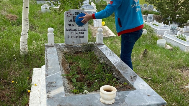 Susuz'da şehit kabirleri bayram öncesi özenle temizlendi