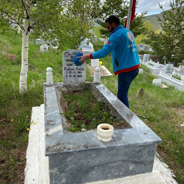 Susuz'da şehit kabirleri bayram öncesi özenle temizlendi