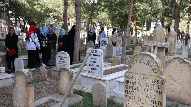 Terzibaba Mezarlığı'nda arife günü yoğunluğu
