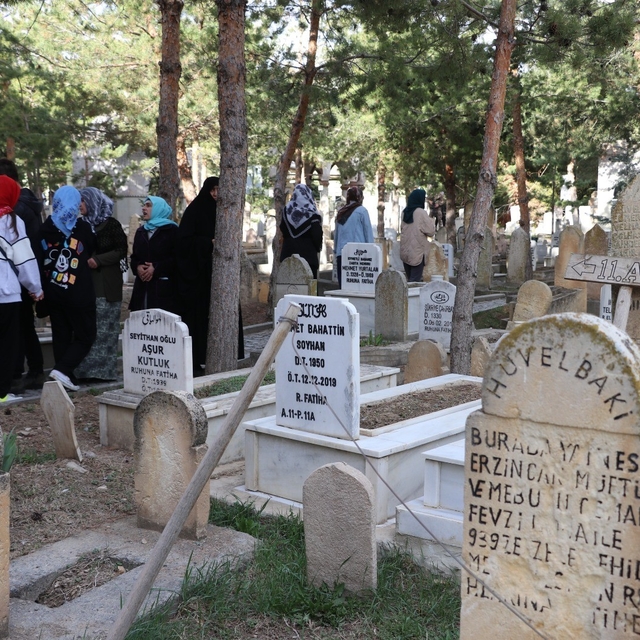 Terzibaba Mezarlığı'nda arife günü yoğunluğu