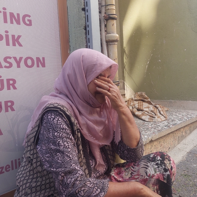 Tezgahta lafa tutup, torunlarının bayramlık parasını çaldılar