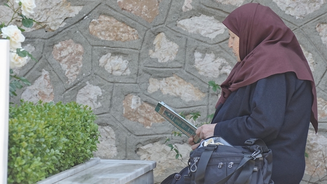 Şehitlikte hüzünlü bayramlaşma
Aileler evlatlarının şehitliğini ziyaret etti, Muradiye Külliyesi İmam Hatibi Lütfi Taşçı kuranı kerim okudu