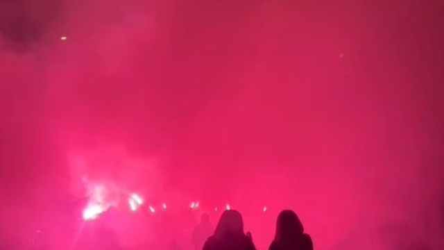 Taraftar gibi kız istemeye meşalelerle gidince itfaiyeye yangın ihbarı yapıldı
Kız istemeye meşalelerle gidince yoğun dumanı gören mahalle sakinleri yangın var zannetti
Damat adayı Batuhan Kutlu:
"İtfaiyenin mahalleye yangın söndürmeye geldiğini sandık meğer bizim yangınımızı söndürmeye gelmişler"