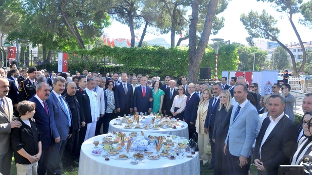 Muğla Valiliği bahçesinde geleneksel Bayramlaşma töreni düzenlendi
Vali Akbıyık'tan Muğla'ya gelen tatilcilere "Hız ve Orman" uyarısı