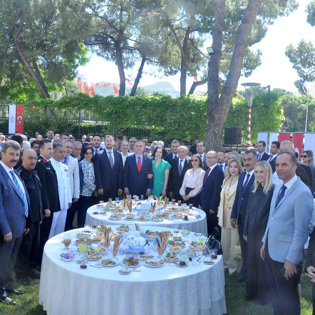 Muğla Valiliği bahçesinde geleneksel Bayramlaşma töreni düzenlendi
Vali Akb...