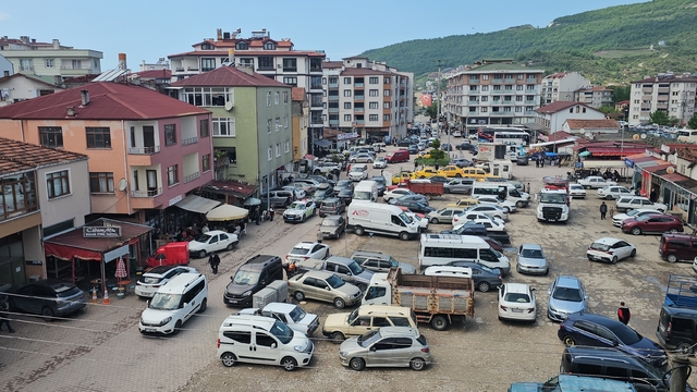 Bayram tatili için ilçeye akın ettiler, nüfus 10 kat arttı
Binlerce vatandaşın bayram tatili için ziyaret ettiği ilçede araç park edecek yer kalmadı