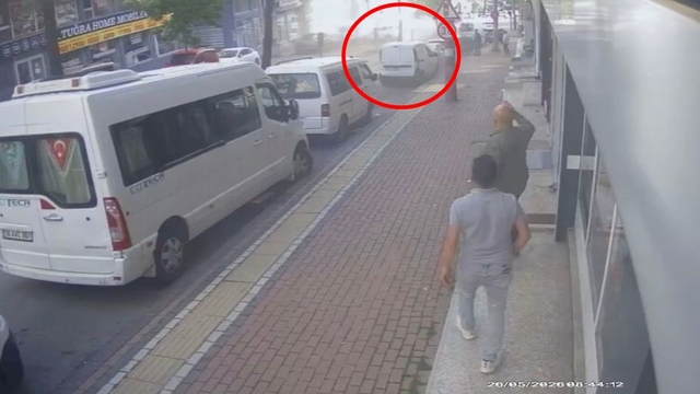 Hafif ticari aracın park halindeki 6 araca çarptığı kaza kamerada