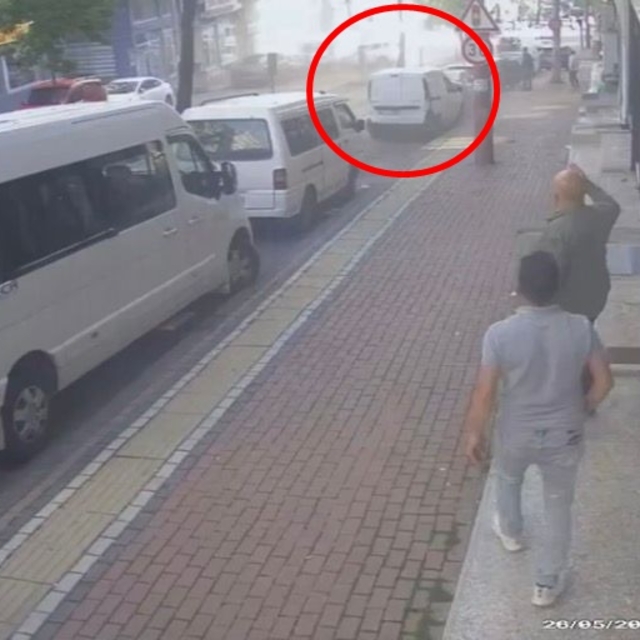 Hafif ticari aracın park halindeki 6 araca çarptığı kaza kamerada