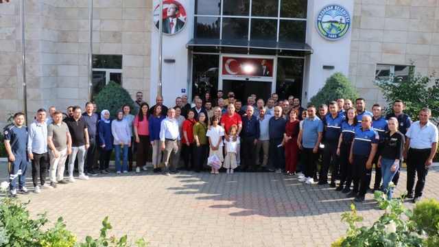 Başkan Özel, belediye personeliyle Bayramlaştı