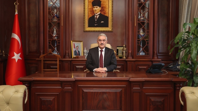 Bursa Valisi Ayyıldız'dan bayram mesajı
Bursa Valisi Erol Ayyıldız:
"Kurban Bayramı yalnızca bir ibadet değil; aynı zamanda teslimiyetin, fedakârlığın, paylaşmanın ve toplumsal dayanışmanın en güçlü sembollerinden biridir"