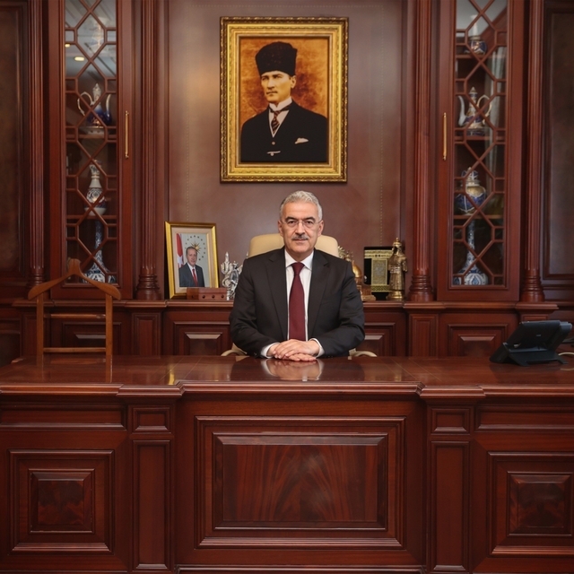 Bursa Valisi Ayyıldız'dan bayram mesajı
Bursa Valisi Erol Ayyıldız:
"Kurban...
