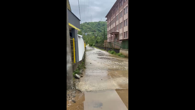 Rize'de sağanak; çay fabrikası ile inşaat alanını su bastı